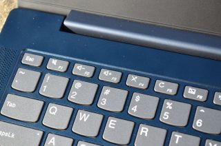 Vrchní řada kláves ve výchozím nastavení ovládá rychlé funkce.