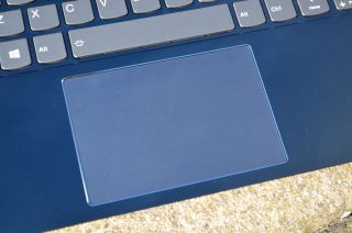 Touchpad je rozměrný, ale hlučný.