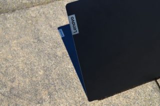 V závislosti na světle mění povrch odstín modré.