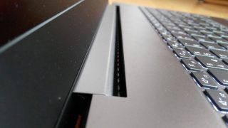 Mezera u pantu sloužící zároveň jako výdech chlazení.