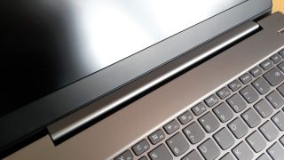 Moderní podlouhlý pant.