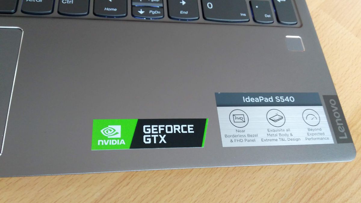 Notebook se pyšní grafickou kartou GTX1650.
