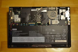 Spodní strana po sejmutí krytu.