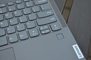 Čtečka otisku prstu se nachází po pravé straně pod klávesnicí.