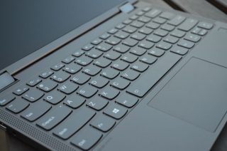 Šestiřadá ostrůvková klávesnice.