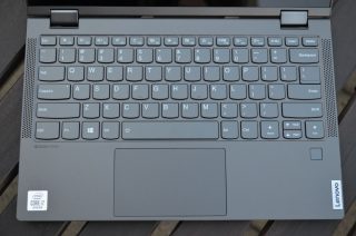 Pohled na klávesnici Lenovo Yoga C640-13.