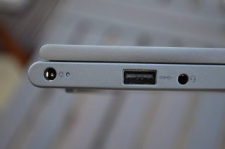 Konektory na levém boku.