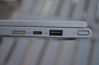 Konektory na pravém boku.