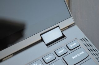 Detail hliníkového krytu pantu.