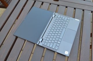 Obrazovku lze položit až úplně dolů.