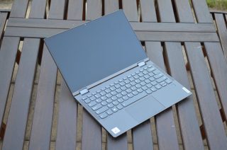 Designovou jednotu se staršími modely nahlodává chybějící zabroušení hran.