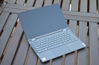 Obrazovka je antireflexní, v praxi lesklá.