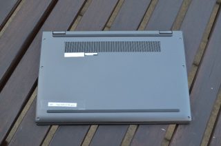 Spodní strana notebooku.