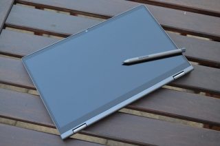 Při práci na displeji se dobře upotřebí stylus.