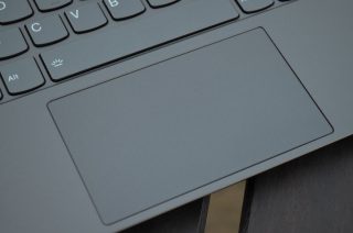 Detail skleněného touchpadu Lenovo Yoga C640-13.