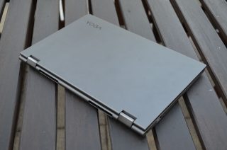 Základna mírně vyčnívá spod víka obrazovky.