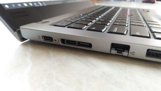 Nový mechanický dokovací konektor na levém boku ThinkPadu (T480s).