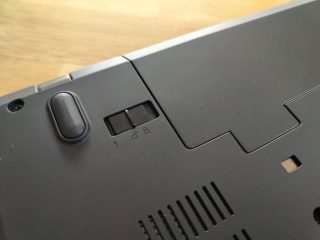 Zámek baterie není zacvaknutý a systém baterii nedetekuje, i když je vložená.