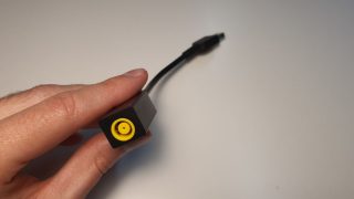 Kulatý konektor pro připojení starších nabíječek.