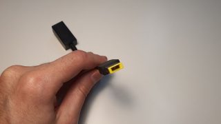 Slim Tip konektor pro připojení do notebooku.
