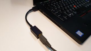 Kabel je relativně nepoddajný a má tendenci se narovnávat.