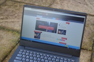 Za tlumeného podzimního světla je na displeji něco vidět i venku. V letním ostrém světle ale na displeji mnoho neuvidíte.