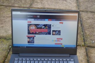 Při práci venku oceníte antireflexní povrchovou úpravu. Obrazovka tak není jedno velké zrcadlo.