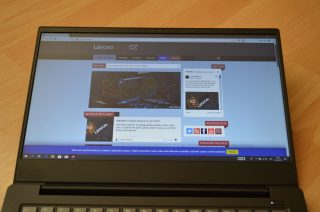 ...když se na notebook nedíváte úplně zpříma.