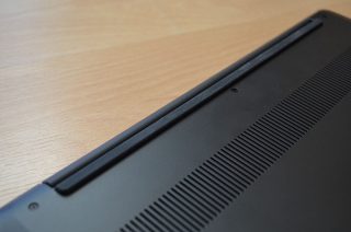 Jedna z gumových nožiček na spodní straně notebooku.