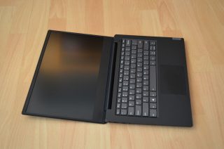 Obrazovku lze plně vyklopit téměř do roviny se základnou.