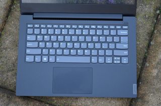 Klávesnice za denního světla.