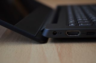 Při vyklopení obrazovky do vyššího úhlu se základna přizvedá o hliníkový kryt víka. Časem se tedy nejspíš nevyhnete lehkým škrábancům.