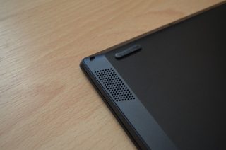 Mřížka reproduktoru.