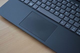 Touchpad nepřekvapí ani nezklame.