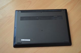 Spodní strana s gumovými nožičkami a s mřížkami reproduktorů.