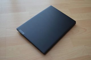 Kovové víko zpevňuje notebook v zavřeném stavu a zlepšuje pocit z celkového zpracování.