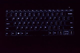 Podsvícení klávesnice, nižší stupeň.