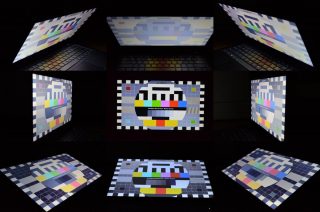 Pozorovací úhly displeje a barevné podání je asi největší slabina testovaného notebooku.