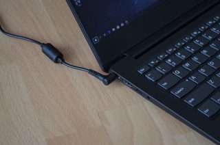 Nabíjení skrze proprietární konektor bohužel znamená, že nelze nabíječku sdílet s dalšími členy domácnosti (pokud nemáte fleet IdeaPadů).