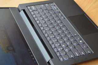 Větráček ústí do spáry ke kloubům displeje.