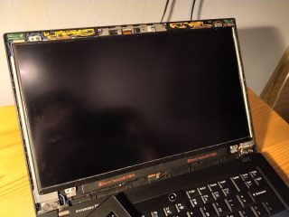 Notebook bez rámečku obrazovky.