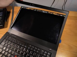 Postupujte jemně, rámeček displeje se relativně lehce zlomí.