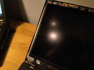 Pohyb se z víka obrazovky k pantům přenáší především dvojicí závěsů, vytažených po stranách obrazovky. Díky jejich délce nehrozí lámání víka obrazovky.