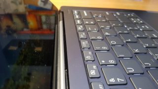 Výdech chlazení se nachází klasicky v mezeře pantu