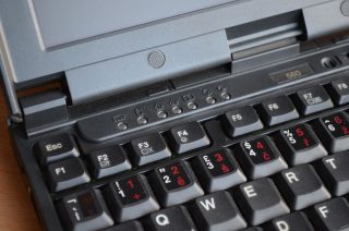 Sada indikátorů pod displejem.