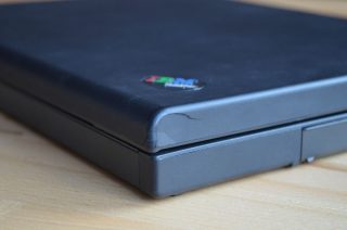 Prasklina na pravém boku.