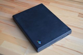 Elegantní černá krabice je na svůj věk pozoruhodně štíhlá.