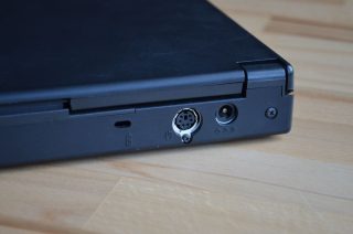 Značení jednotlivých konektorů nebylo řešeno popiskem, ale vylisováno společně s dílem.