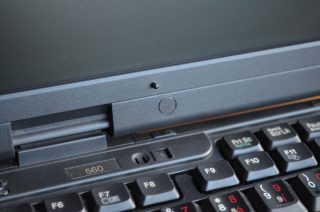 Praktický senzor zavření víka obrazovky.