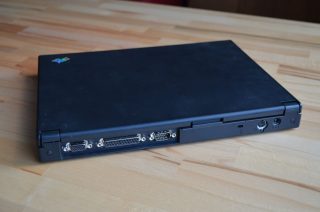 Většina konektorů byla vzadu a nepřekážela po stranách.